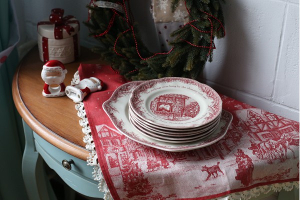 Новогодняя посуда и салфетки для сервировки стола
