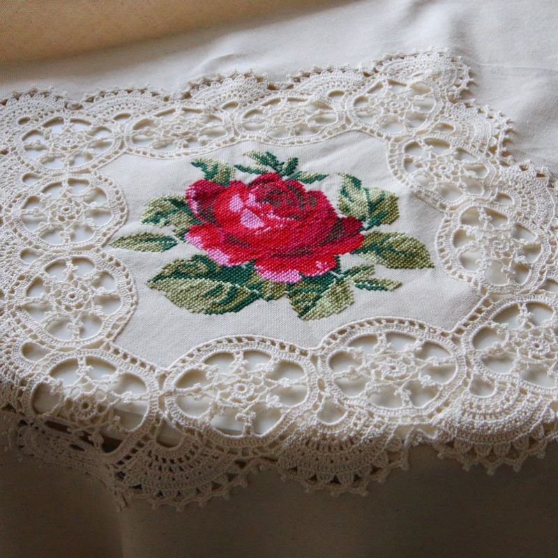 Скатерть с ручной вышивкой Роза