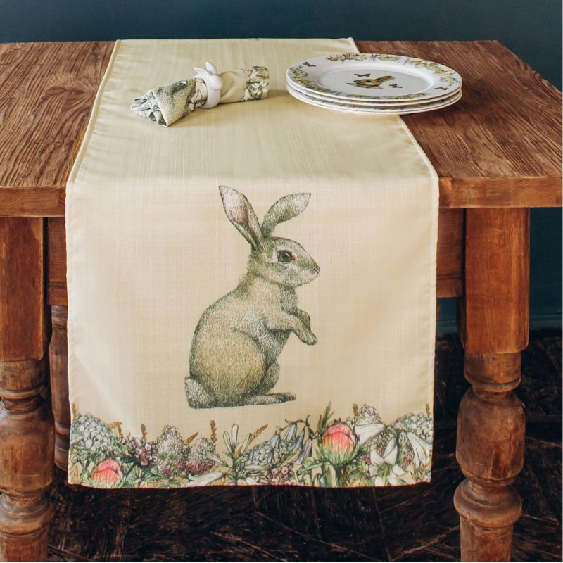 Дорожка на стол "Кролик на лужайке"