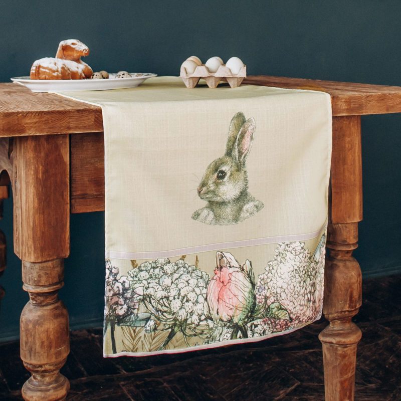 Дорожка на стол "Кролик в цветах"