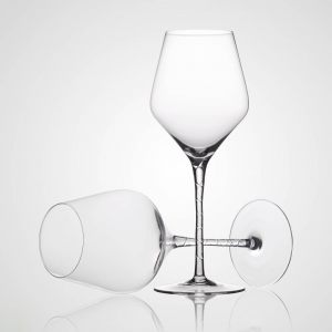 Прозрачный стеклянный бокал для белого вина