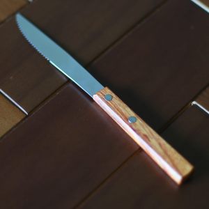 Нож с деревянной ручкой