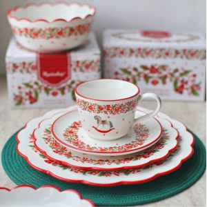 Новогодний сервиз "Christmas Traditions" на 6 персон с чайными парами, на 27 предметов