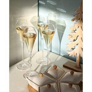 Бокал на тонкой ножке