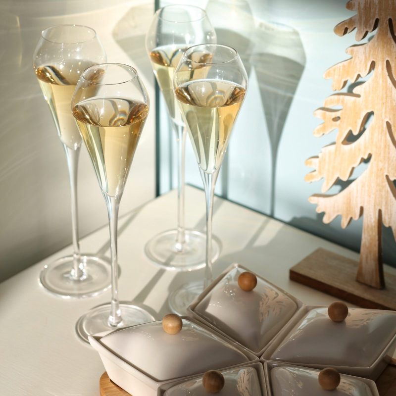 Бокал на тонкой ножке