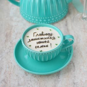 ТОРТ В КРУЖКЕ: Сладкий подарок к 23 февраля, с надписью "Главному защитнику нашей семьи!"