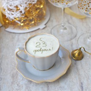 ТОРТ В КРУЖКЕ: Сладкий подарок с надписью "С 23 февраля!"