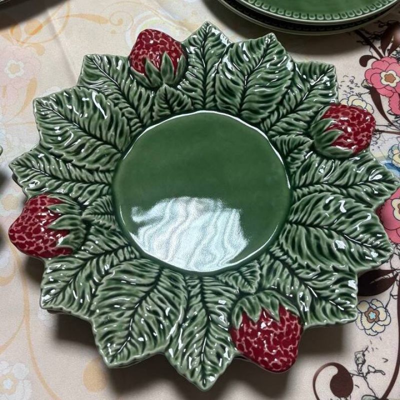 Тарелка обеденная "Земляника" (фигурная) 26 см от Bordallo Pinheiro