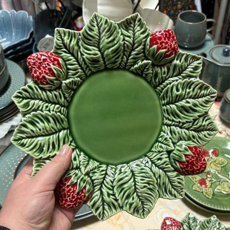 Тарелка обеденная "Земляника" (фигурная) 26 см от Bordallo Pinheiro