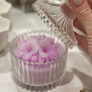 Свеча ароматическая в подсвечнике с крышкой "Freesia" 7x10 см