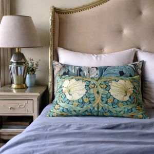 Подушка "Уильям Моррис. Цветы на зеленом" 50х70 см